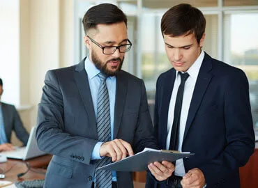 Provides expertise on legal matters and compliance. - 人人体育APP
